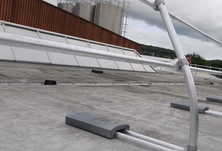 Free-standing counterweighted guardrail installed on a flat industrial roof