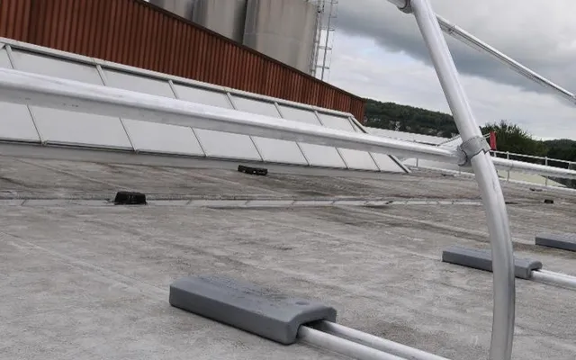 Free-standing rooftop guardrail used as collective fall prevention