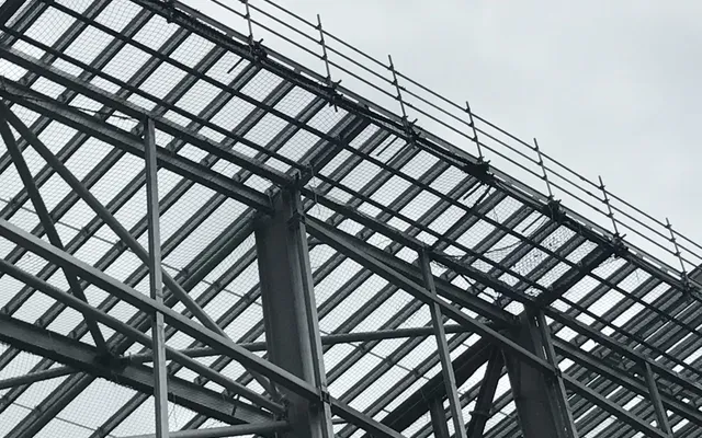 Steel roof structure with perimeter edge protection and safety nets